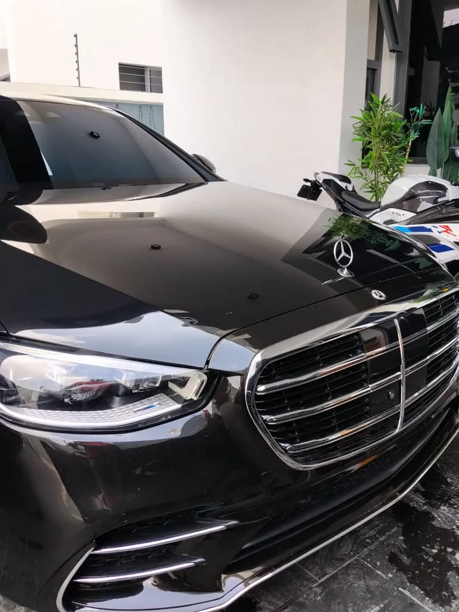 Mercedes-Benz S580 front grille and headlamp close-up